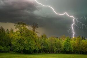 登山中の落雷雷雨の対策 遭遇した時の対処法や注意点を おかえりモネ から考察 知っとく 防災のすべて